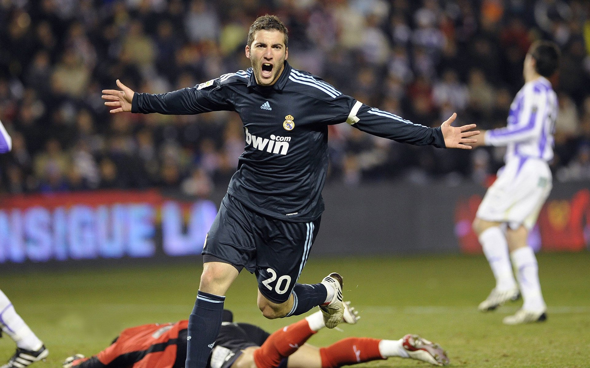 1.冷冽的蓝,当布罗佐维奇的利刃刺穿橙色的海(侧重视觉意象与戏剧性)